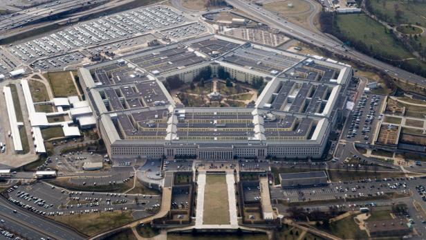 Luftaufnahme des Pentagon-Gebäudes mit Parkplätzen und Autobahnen in der Umgebung.