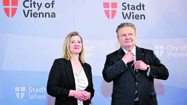 Bettina Emmerling und Michael Ludwig stehen vor einem Hintergrund mit dem Logo "Stadt Wien".