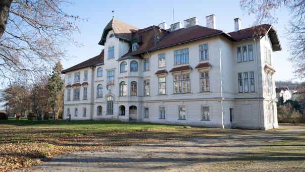 Eine Außenaufnahme eines villenartigen Pavillons am Gelände des Lindenhofs.