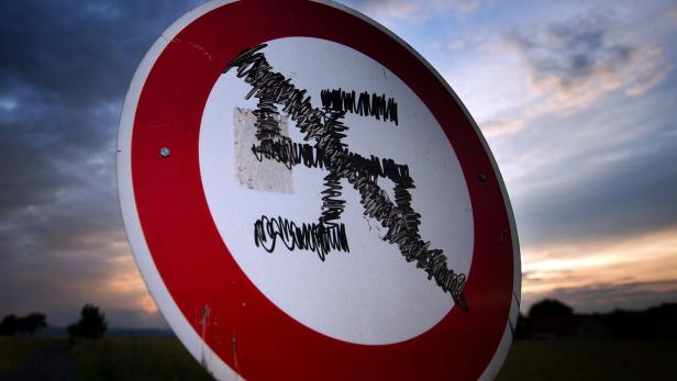 Verkehrsschild mit rotem Rand, dessen Symbol mit schwarzem Filzstift unkenntlich gemacht wurde.