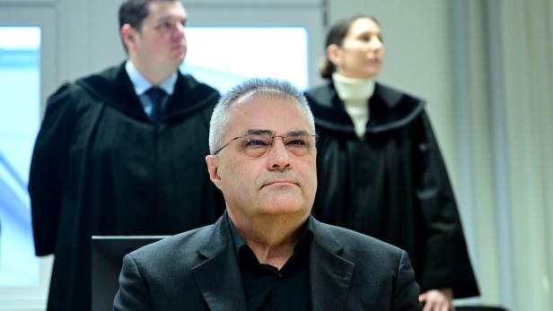 Egisto Ott vor Gericht.