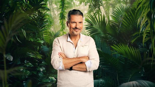 Hardy Krüger vor einem Dschungelhintergrund