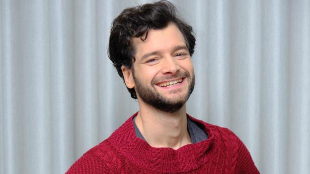 Aaron Karl in einem roten Pullover