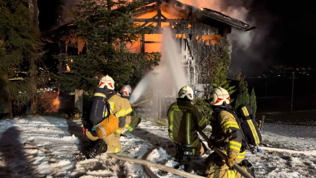 ++ HANDOUT ++ TIROL: FERIENHÜTTE GERIET IN VOLLBRAND
