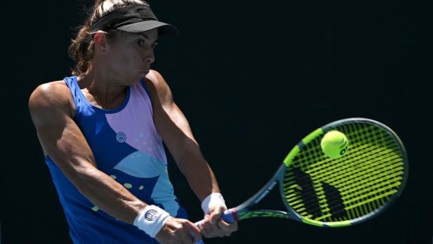 Julia Grabher schlägt bei den Australian Open auf einen Ball.