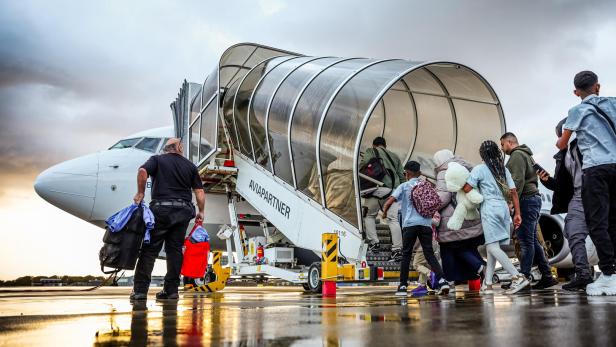 Syrians return to Damascus on a repatriation flight from Rotterdam