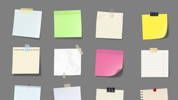 Verschiedene Notizzettel in unterschiedlichen Farben und mit Büroklammern, Reißzwecken oder Klebeband befestigt.