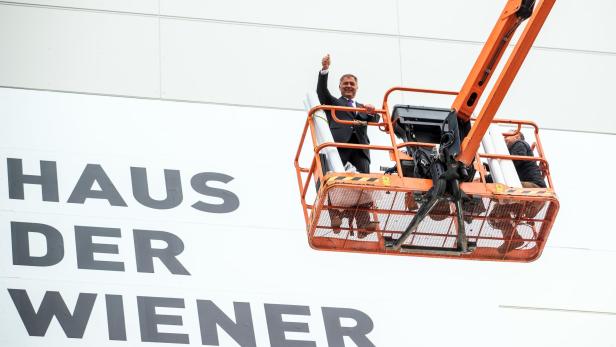 Mann auf einer Hebebühne