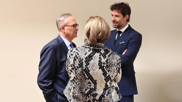 Karl Mahrer mit Frau und Anwalt vor Prozessbeginn.