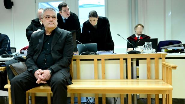 Egisto Ott mit seinem Anwalts-Team: Anna Mair und Michael Ofner