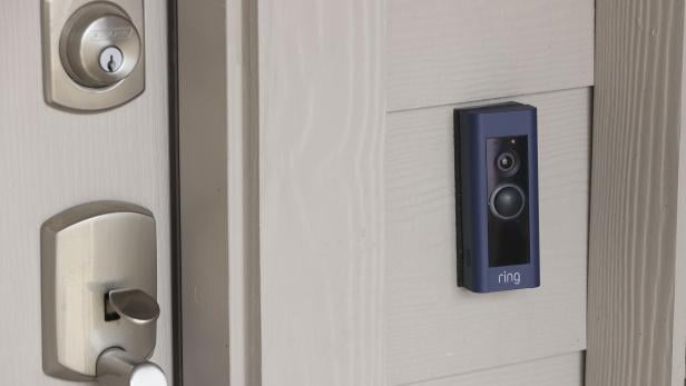 Die Ring Doorbell an einer Haustür 