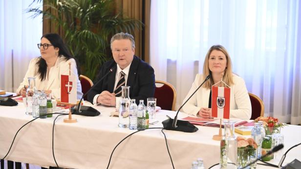Bürgermeister Michael Ludwig, Bettina Emmerling und Kathrin Gaal bei einer Pressekonferenz zur Vorstellung des Life Science Center Vienna in Wien.