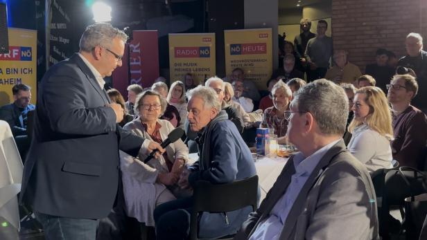 Mehrere Personen diskutieren.