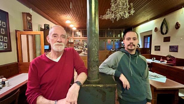 Roland (li.) und Fabian Zipfelmayer im Gasthaus "Am Spitz" in Höflein. 