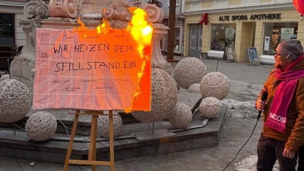 Bernd Pinzer zündet Plakat an