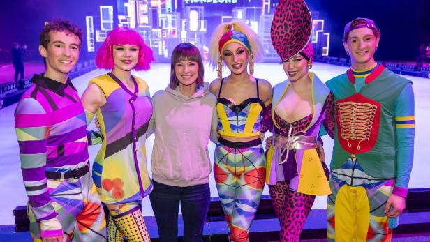 Christina Stürmer mit Eiskunstläufern