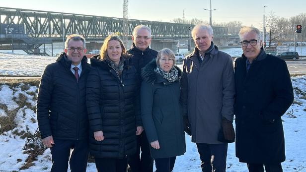 Wirtschaftskammervertreter vor der Donaubrücke