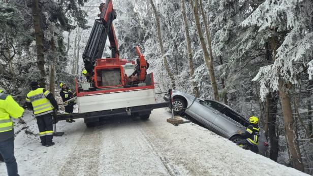 Auto rutsche in einen Steilhang ab