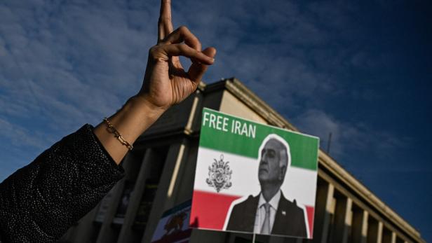 TOPSHOT-FRANCE-IRAN-POLITICS-RIGHTS-DEMO