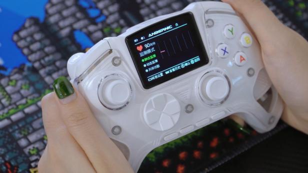 Hände halten weißen Controller mit Display, das den Puls in Echtzeit anzeigt.