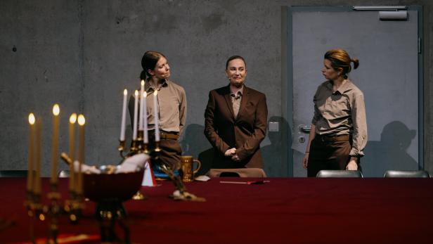 Drei Darstellerinnen auf der Bühne.