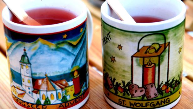 Die Zutaten für Babette`s Glühwein5 EL Zucker1 unbehandelte Orange2 Liter guter Rotweinje 2 Esslöffel Rosinen und Mandeln (wenn man will)2 getrocknete Hibiskusblüten3 Kardamomkapseln3 Stück langer Pfeffer1 Muskatblüte, 1 TL Nelken, 1 TL Piment5 getrocknete Rosenknospen1 Sternanis, 3 Zimtstangen, 1 TL ZimtblütenMandelnRosinen