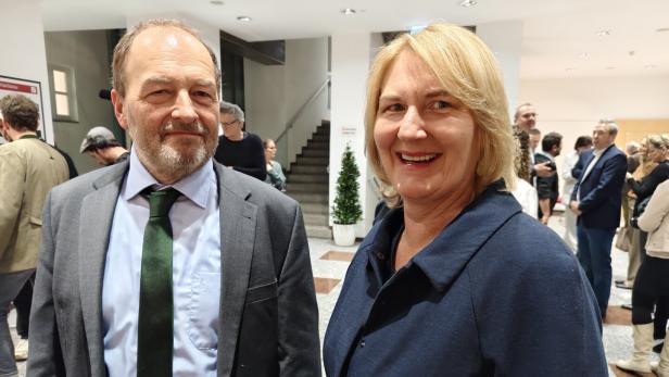 Eine Aufnahmen von Heimerl-Lesnik und Helga Krismer, die zufrieden in die Kamera blicken.