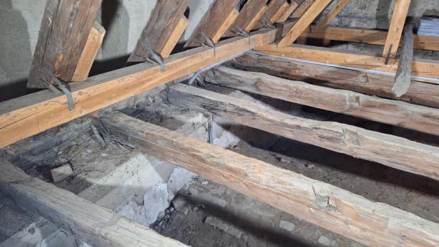 Eine Aufnahme der hölzernen Dachstuhlbalken.