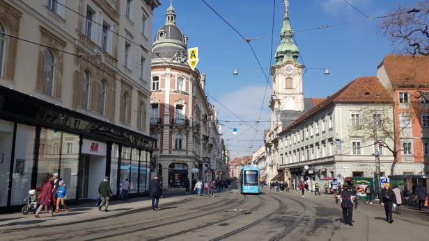 Die Herrengasse in Graz mit einer Straßenbahn