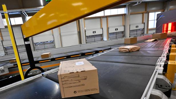 Pakete auf einem Fließband.