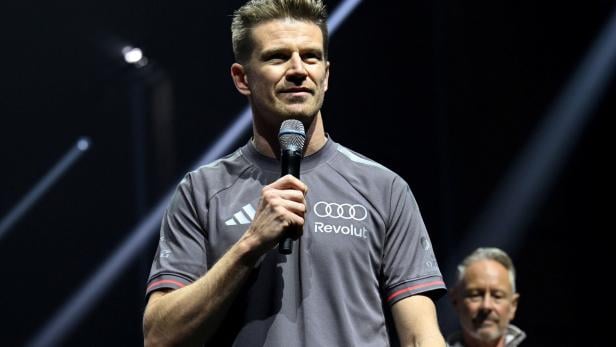 Der deutsche Formel-1-Fahrer Nico Hülkenberg spricht in ein Mikrofon.