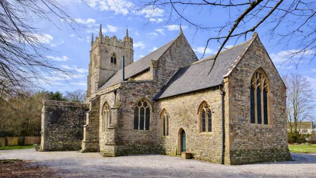 Steinerne Kirche umgeben von Ästen