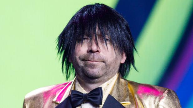 Ikke Hüftgold im goldenen Anzug.