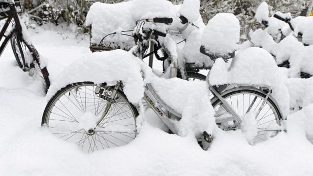 Fahrräder im Schnee. 