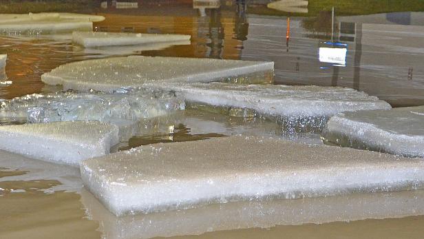 Schwimmende Eisschollen auf dem bräunlichen Wasser der Thaya.