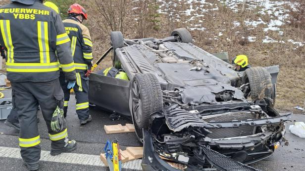 Ein kaputtes Auto liegt auf dem Dach