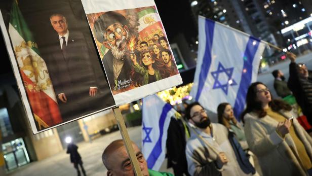 Eine Solidaritätskundgebung für die Demonstrierenden im Iran in  der zentralisraelischen Stadt Holon am 24. Januar 2026. 