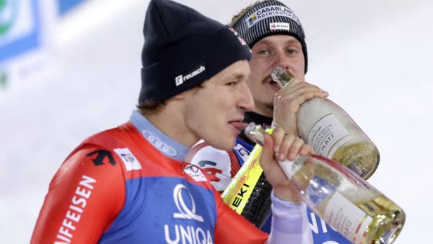 Odermatt und Feller nehmen einen Schluck vom Siegersekt.