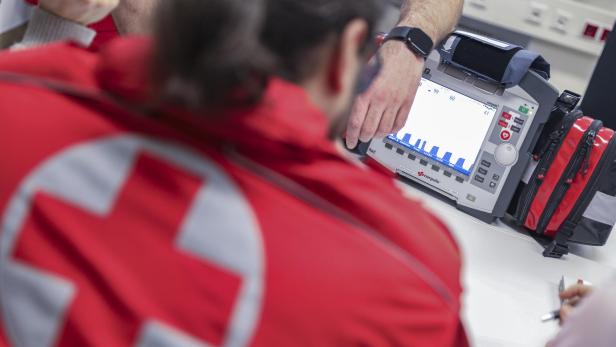 Ein Notarzt am Telefon