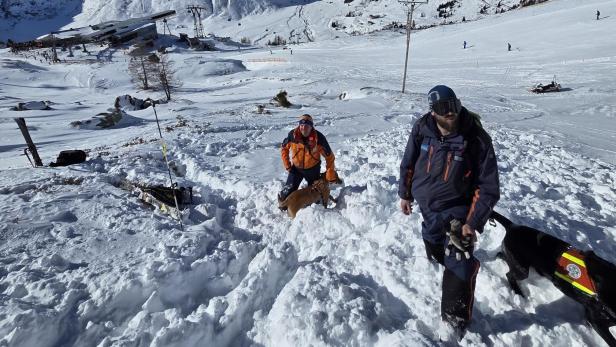 Zwei Bergretter in einer Lawine