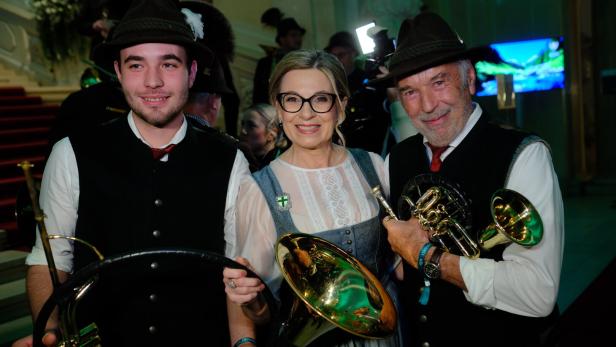 Christa Kummer mit Jagdhornbläsern