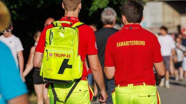 Zwei Samariterbund-Mitarbeiter von hinten im Sommer