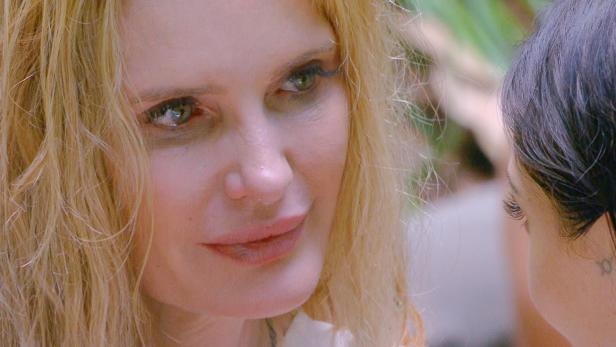 Mirja du Mont spricht im Dschungelcamp mit einer Mitkandidatin über ihre Scheidung von Sky du Mont.