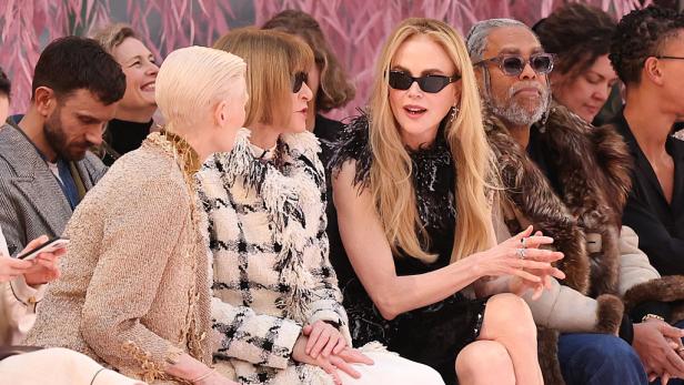 Stargäste tratschen in der Front Row bei Chanel mit Anna Wintour