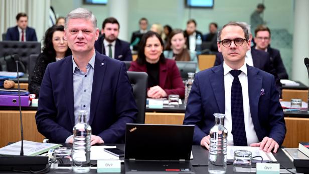 PILNACEK-U-AUSSCHUSS: HANGER / GRÜNER