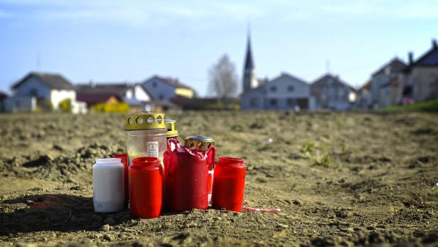 Trauerkerzen an der Unfallstelle in Schwand.