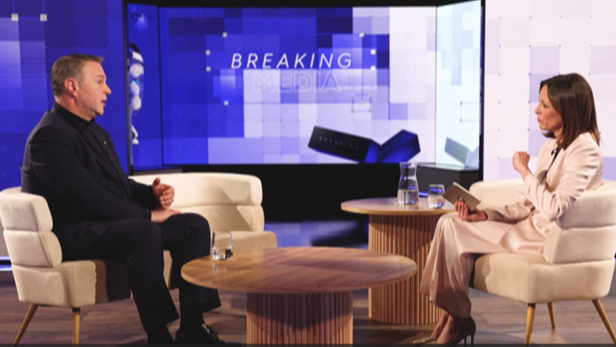 Ein Mann und eine Frau im Fernsehstudio