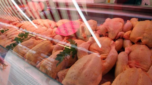 Rohe Hähnchen liegen in einer Auslage zum Verkauf.