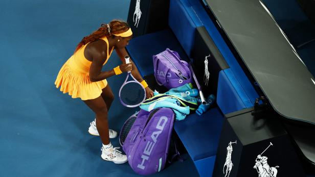 Coco Gauff gibt einen Schläger in ihre Tasche.