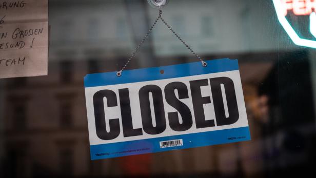 ein Closed-Schild an einer Fensterscheibe